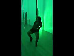 pinay pole dancing con tacchi e facendo aerea cerchi