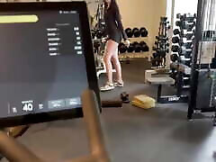 personal trainer scopa studente dopo allenamento in bagno
