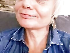 Mature MILF Plays the Little Slut with Her Fingers and Dildo
