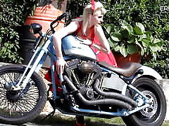 tedesco bionda camgirl dondola le tette sulla moto, e dopo che lei fa uno spettacolo a eroticonly!