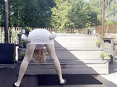 stretching allaperto in abito bianco