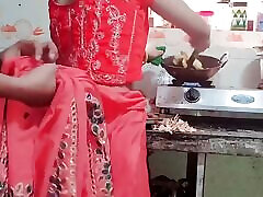 что ты делаешь на кухне, я хочу трахнуть тебя, ты позволишь мне трахнуть тебя?