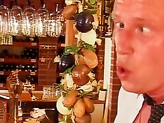 piękna seksowna blondynka czuje się jak kurwa w restauracji