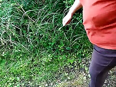在远足她的裸体乳房受到惩罚