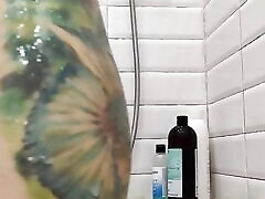 esplora il mio corpo peloso in bagno