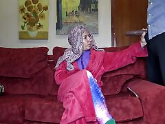 Afghani immigrant lets black coworker cum in her mouth after work