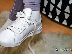 lavendelfarbene leggings, getragene weiße gameshow uncencored & turnschuhe - foot tease & shoeplay