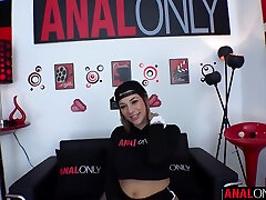 logan lungo e valentina gioielli-big booty bruna ha il suo culo allungato e creampied