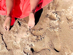 sulla spiaggia, il mio cornuto lecca il mio