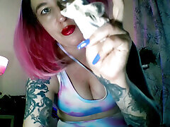 lady angela stinkende schmutzige weiße fuckand cry trainingskleidung roter lippenstift milf