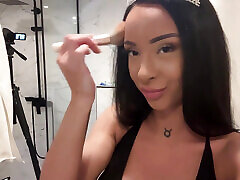 Femdom播客践踏-我出去他妈的其他人，而白痴清理他的公寓和熨烫衣服。 哈哈哈。