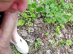 un amico succhia il mio cazzo in un parco pubblico e ingoia sperma