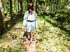 outdoor-verführung eines fremden: blowjob und muschi-sex im wald