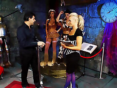anna lovato, leila bee, e lou lou ottenere loro fighe in costume scopata duro in chrissie old man orgia