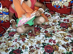 एक डोंगी स्टाल में हरे रंग की साड़ी ब्लाउज में अपने गांव भाभी के साथ हिंदी में अच्छा बिल्ली कमबख्त
