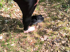 cul et seins martelant dans les bois