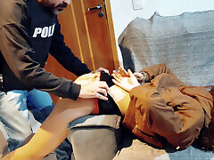 poliziotto corrotto offre la libertà in cambio di sesso!