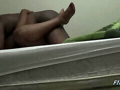 orgasme mutuel avec ma femme aux gros seins tout en écartant les jambes grandes ouvertes