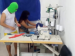 una sarta ha unavventura sensuale con il suo collega