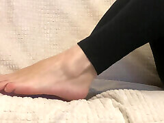 Jerk Off at My Barefeet While I Ignore You