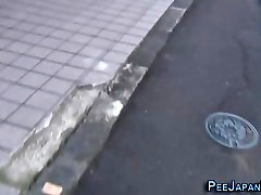 Extraño japonés pis en la calle