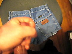 Spuszczanie na teeie butt jeansowe szorty podczas oglądania snooker bating