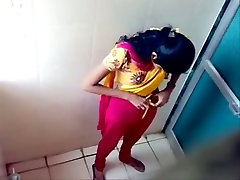 Einige amateur Indische Brünette Mädels Pinkeln in der Toilette home shared cam