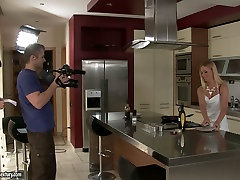 Splendida bionda pornostar è pronto per il sesso caldo in cucina