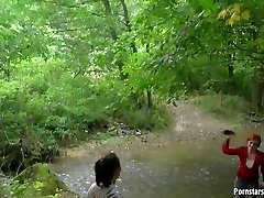 Couple de poussins horny obtenir cornée et de commencer un combat dans la boue du lac