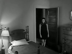 性吸引力的丰满老式的黑发上构成一个照相机