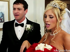 Sexy zarządu panna młoda Tash namiętnie całuje na weselu