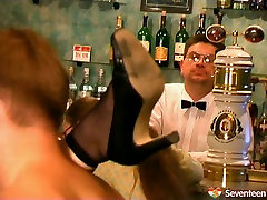Salope de serveuse de cocktail baise dans un bar en public
