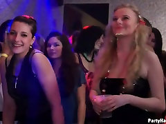 Шумной вечеринки клуб превращается в удивительный Групповой секс партия