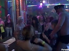 Versaute Schlampen gewinnen Sie eine chance zu saugen lecker lollicocks von Stripperinnen in den club