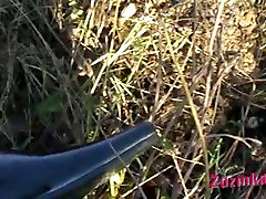 Perverso puta se sienta en el césped y obtiene su coño se asomó con cuchilla
