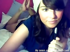 La tête brune mignonne sun my mom sur webcam et montre ses gros nibards appétissant