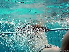 Busty teen Piyavka Chehova figaring video im pool wie eine Meerjungfrau