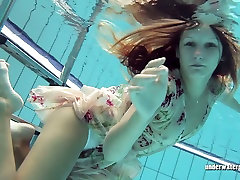 Rothaarige Puppe Lucy Gurchenko schwimmen in einem pool