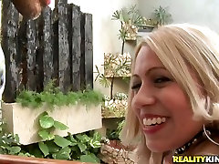 Sex-insane Küken Barbara Costa spielt mit Brustwarzen und gibt outdoor-blowjob