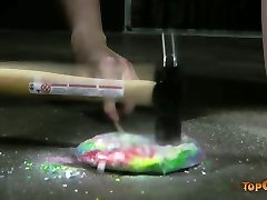 处罚金发碧眼亲爱的凯莉是跪着的臀部和砸了糖果