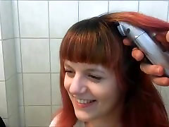 性感的红头发刮她的头上的光头
