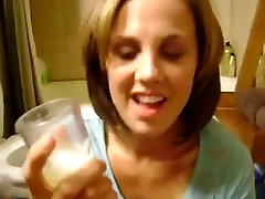 Nette Freundin trinkt ein Glas frischen cum