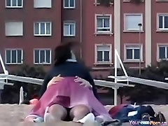 Безумный грелка едет ее BF в общественных