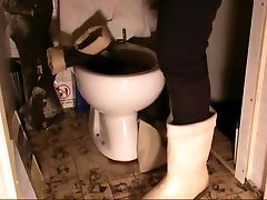 nlboots - pissing ON boots in toilet