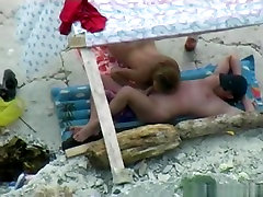 Voyeur tapes a nudist couple having oral vitnes 4xx at the beach