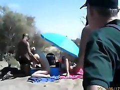 Cuckold seks w trójkę na plaży dla nudystów. widzowie ? oni nie dają gówno !!!