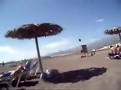 Mamuśki daje jej mąż masturbuje się na publicznej plaży dla nudystów