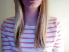 सुनहरे बालों वाली लड़की चमकती उसे स्तन और बिल्ली कैम पर