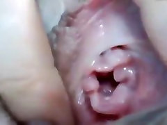Brunette Shyprincess montre son vagin et le clitoris