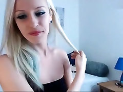 Viviennx: blonde plays with a dildo